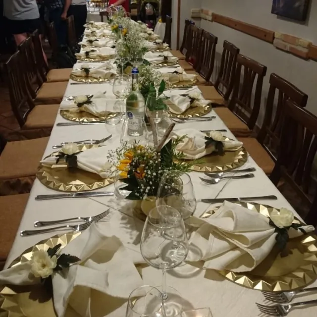 Posto tavola con tovagliolo color champagne e decorazione floreale