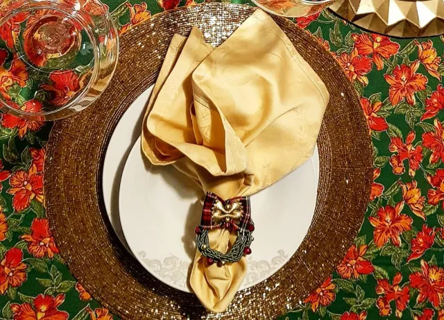 Tavola decorata con un tovagliolo color champagne e un fiore