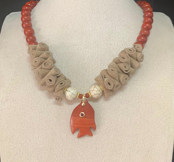 Collana artigianale con elementi bianchi e neri